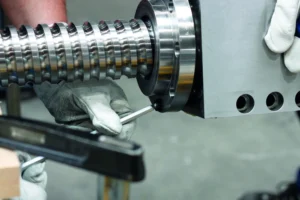 große Schraube mit Gewinde