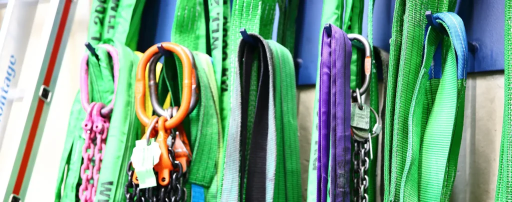 Bunte Sicherungsbänder und Karabiner