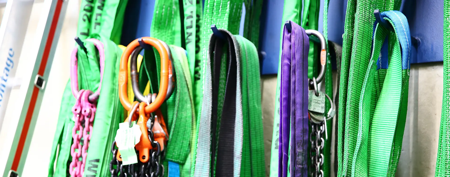 Bunte Sicherungsbänder und Karabiner